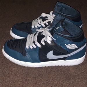 Jordan 1 mid
